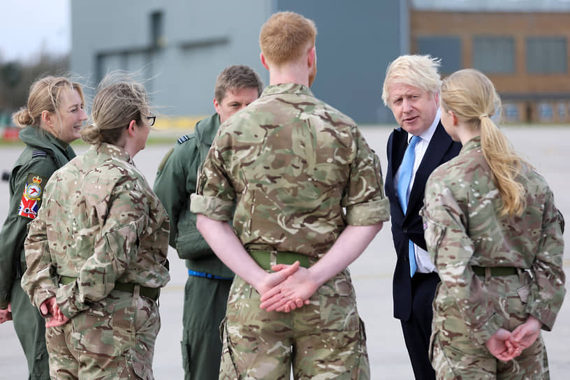Премьер-министр Великобритании Борис Джонсон среди военных 