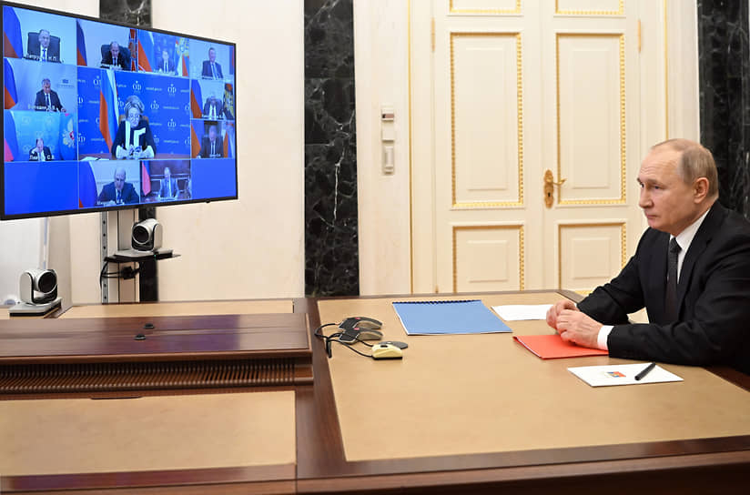 Владимир Путин во время совещания с постоянными членами Совбеза России