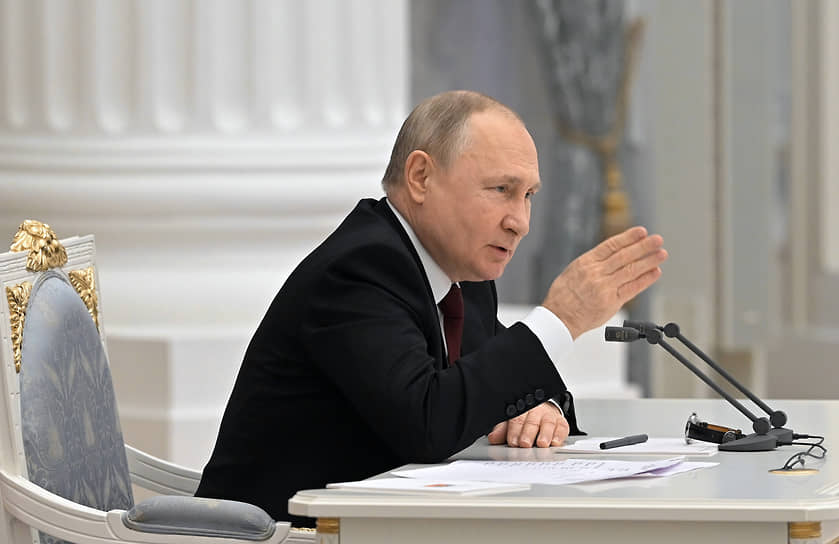 Президент России Владимир Путин во время оперативного совещания с членами Совета безопасности России