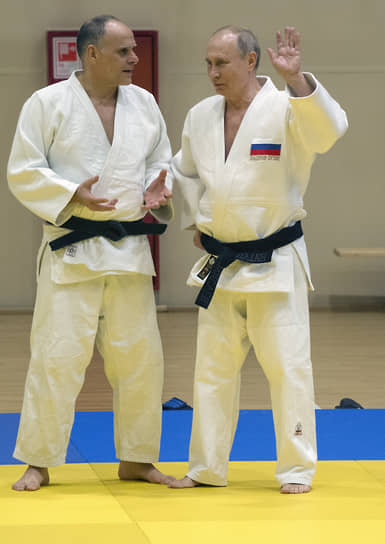 Главный тренер сборной России по дзюдо Энцио Гамба (слева) и президент России Владимир Путин в 2019 году 
