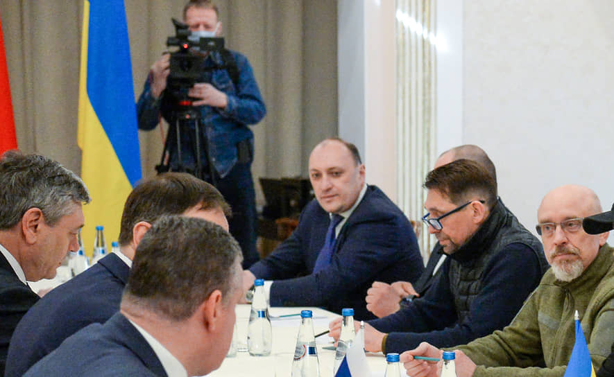 Денис Киреев (в центре) за столом переговоров 28 февраля