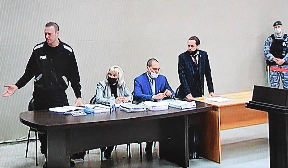 Алексей Навальный (слева), адвокаты Ольга Михайлова (вторая слева) и Вадим Кобзев (в центре) во время заседания 21 февраля