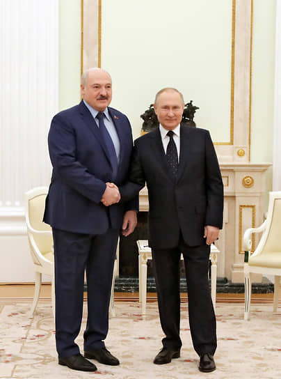 Александр Лукашенко (слева) и Владимир Путин в Кремле 11 марта 2022 года