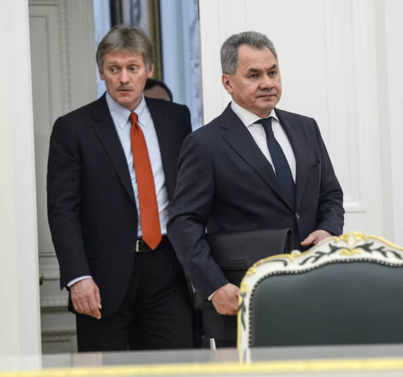 Пресс-секретарь президента Дмитрий Песков (слева) и министр обороны России Сергей Шойгу в 2017 году