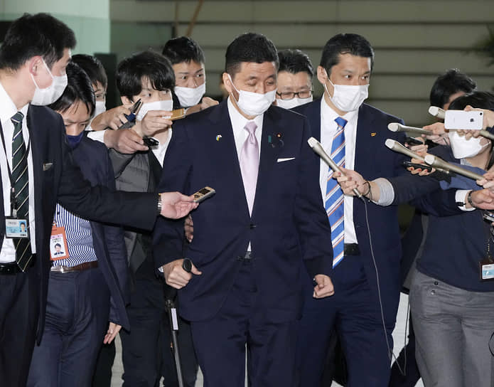 Министр обороны Японии Нобуо Киси (в центре)