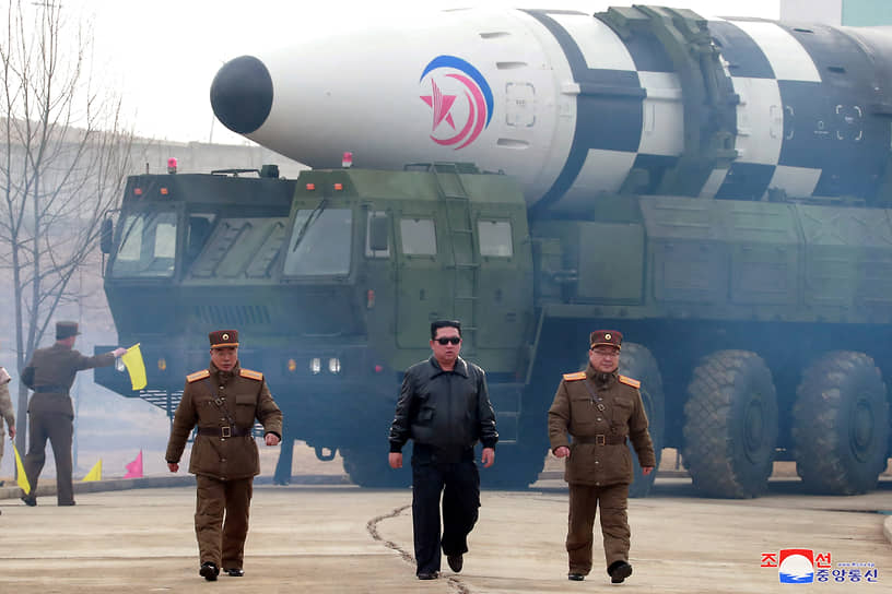 Ким Чен Ын (в центре) на фоне «Хвасона-17»