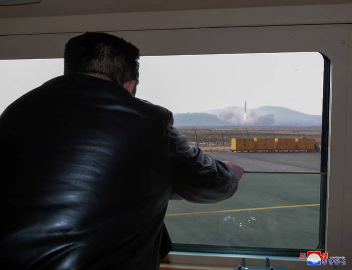 Ким Чен Ын наблюдает за пуском ракеты