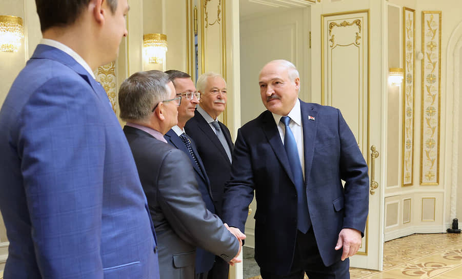 Встреча президента Белоруссии Александра Лукашенко (справа) с губернатором Пензенской области России Олегом Мельниченко