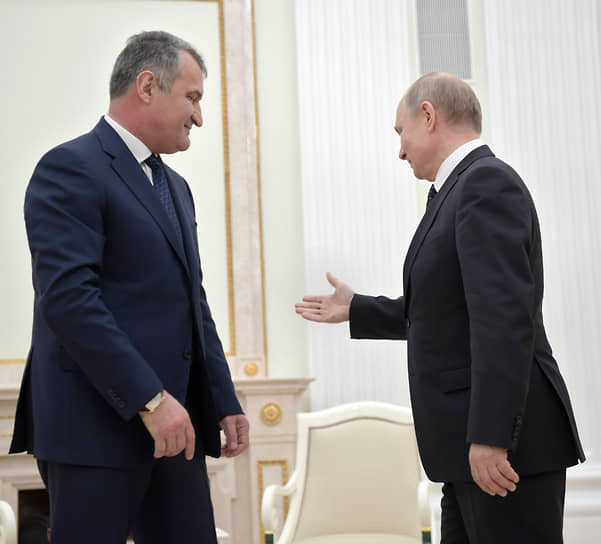 Президент Южной Осетии Анатолий Бибилов и президент России Владимир Путин