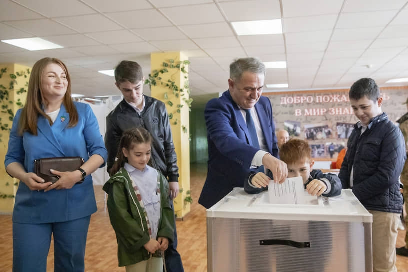 Кандидат на пост президента Южной Осетии Александр Плиев с семьей голосуют на выборах главы республики на избирательном участке №23 в Цхинвале
