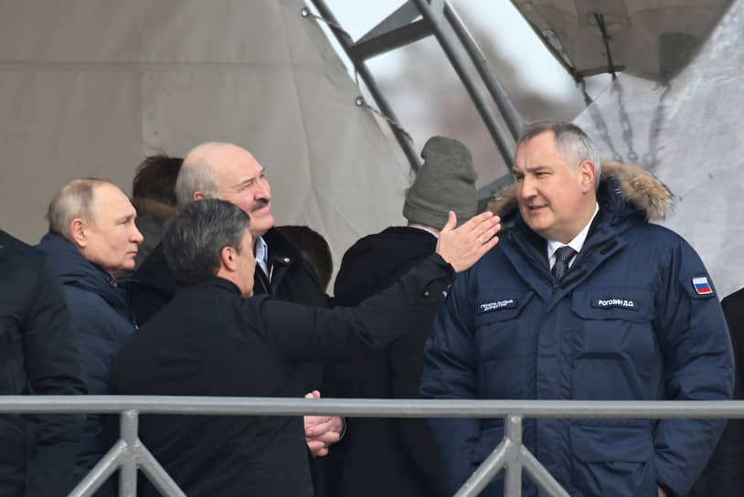Слева направо: Владимир Путин, президент Белоруссии Александр Лукашенко и глава «Роскосмоса» Дмитрий Рогозин на Восточном
