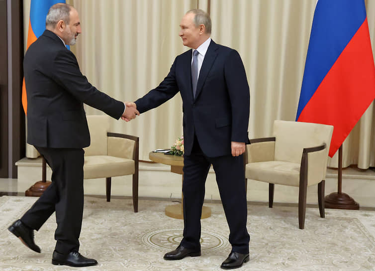 Премьер-министр Армении Никол Пашинян (слева) и президент России Владимир Путин 