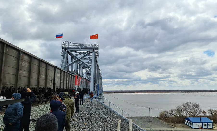 Первый железнодорожный мост через Амур между Россией и Китаем