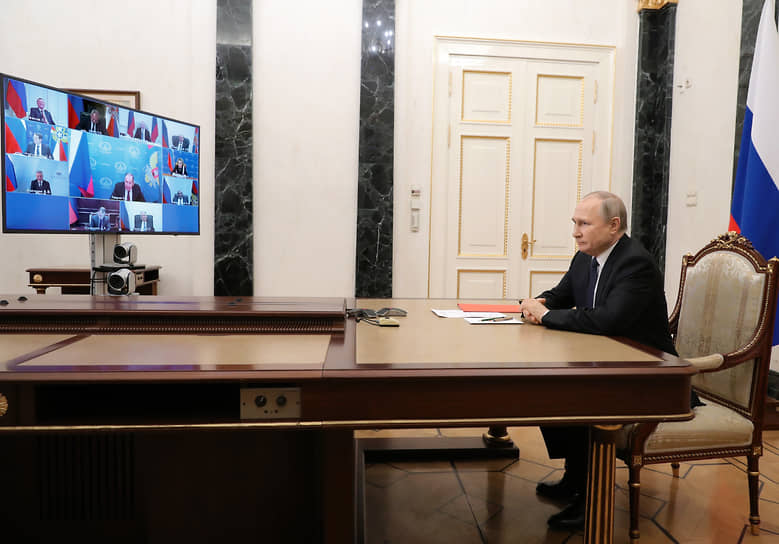 Владимир Путин во время совещания 