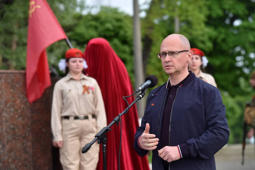 Сергей Кириенко выступает на церемонии открытия памятника бабушке