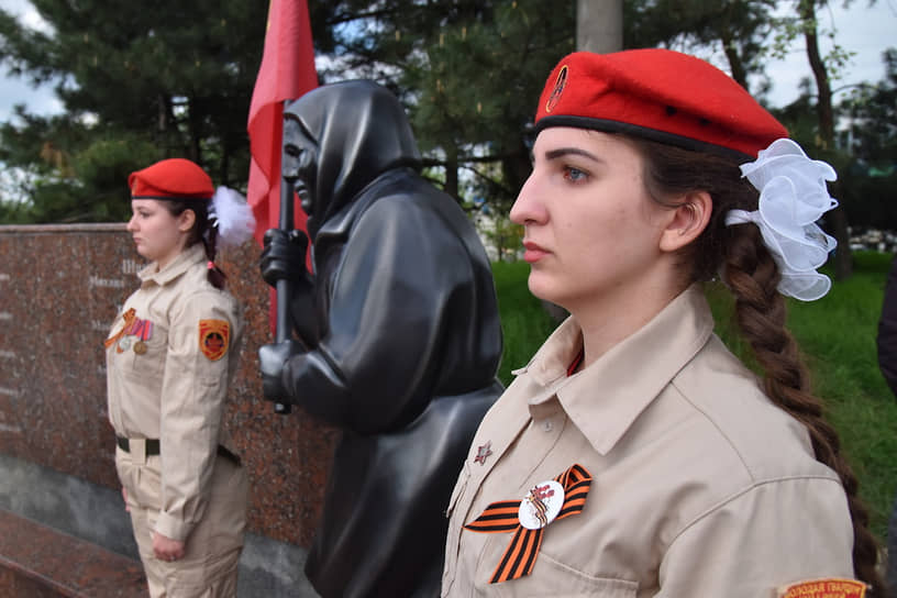 Памятник бабушке, вышедшей к украинским военным с советским флагом