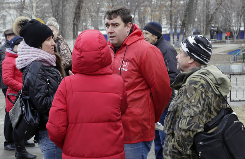 Лидера саратовских коммунистов лишили депутатской зарплаты за мелкое хулиганство