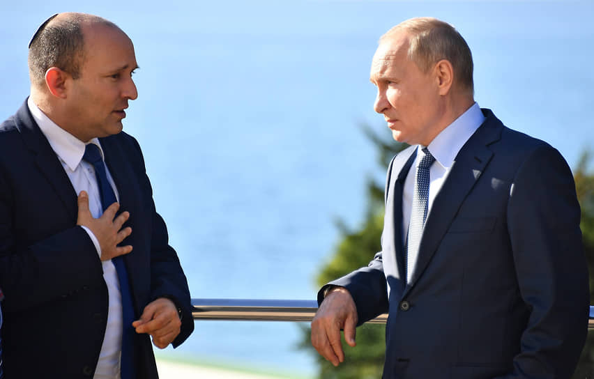 Президент России Владимир Путин (справа) и премьер-министр Израиля Нафтали Беннет во время встречи в октябре 2021 года 