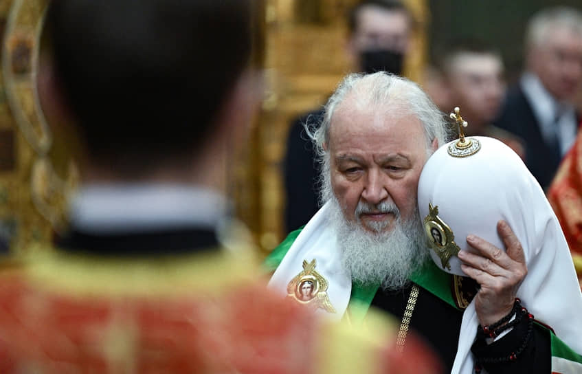 Патриарх Кирилл во время литургии в главном храме вооруженных сил России