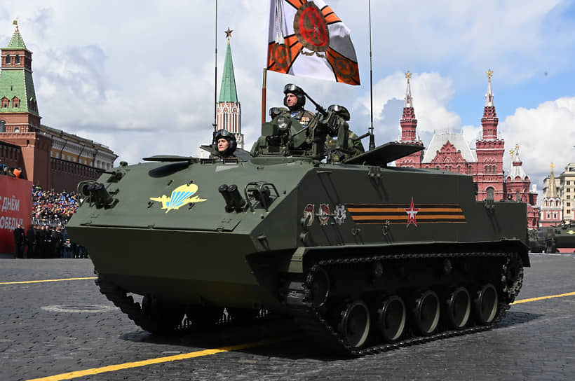 Участвовавшие в военной операции на Украине десантники проехали на параде на Красной площади