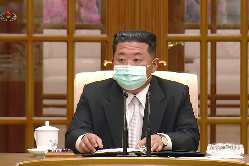 Глава КНДР Ким Чен Ын впервые появился в маске на публике 