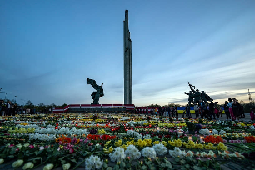  Цветы у мемориального комплекса Освободителям Риги