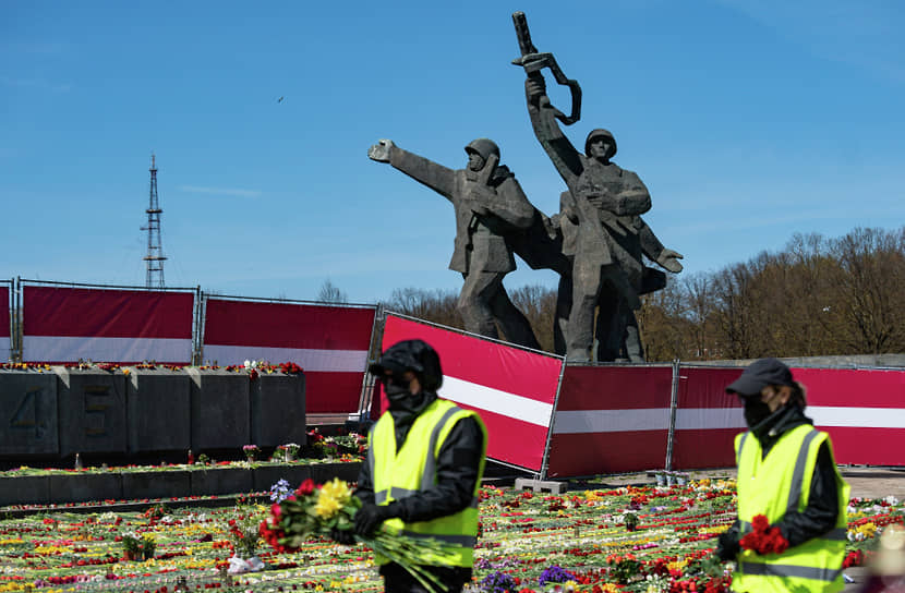 Памятник воинам Советской Армии - освободителям Советской Латвии и Риги от немецко-фашистских захватчиков