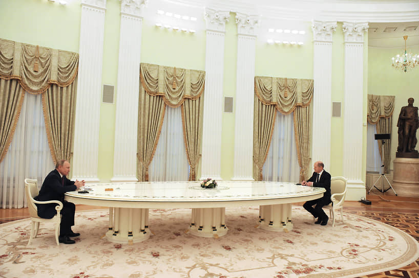 Президент России Владимир Путин (слева) и федеральный канцлер Германии Олаф Шольц во время встречи в феврале 