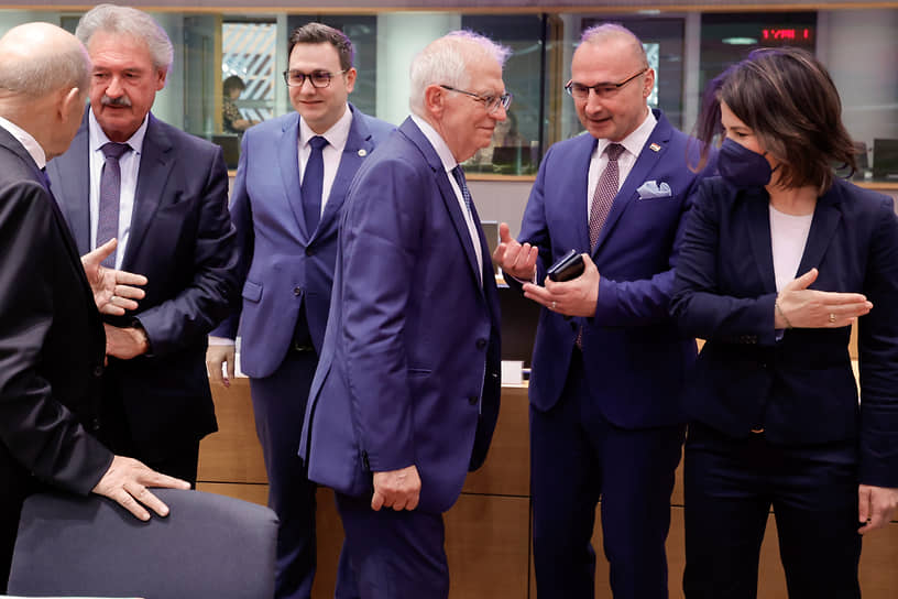 Глава европейской дипломатии Жозеп Боррель (в центре)