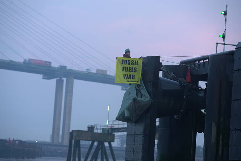 Активисты Greenpeace блокируют российский танкер с топливом