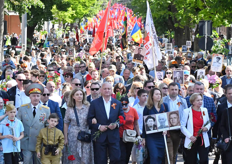 Бывший президент Молдавии Игорь Додон (по центру)