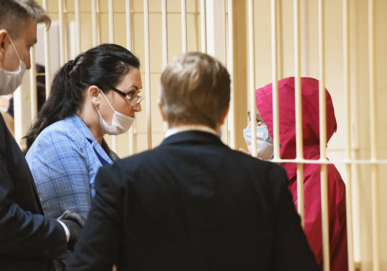 Марина Кохал (справа) во время заседания Смольненского районного суда
