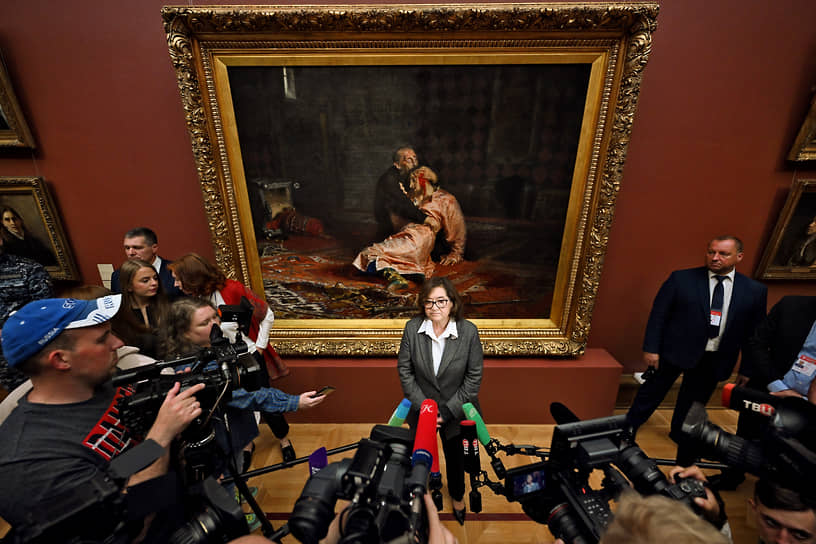 Директор Государственной Третьяковской галереи Зельфира Трегулова во время пресс-конференции на фоне отреставрированной картины