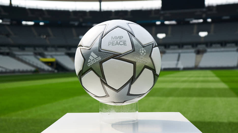 UEFA представила мяч финала Лиги чемпионов. На нем написано «Мир» на русском языке