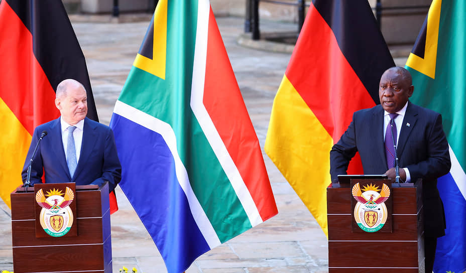 Канцлер ФРГ Олаф Шольц (слева) и президент Южной Африки Сирил Рамафоса
