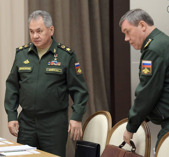 Сергей Шойгу (слева) и начальник Генштаба ВС РФ Валерий Герасимов