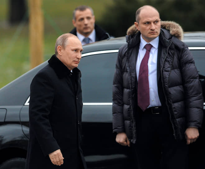 Президент России Владимир Путин и сотрудник Федеральной службы охраны Александр Куренков в 2014 году 