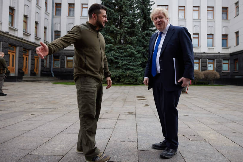 Президент Украины Владимир Зеленский (слева) и премьер-министр Великобритании Борис Джонсон на встрече в Киеве 9 апреля