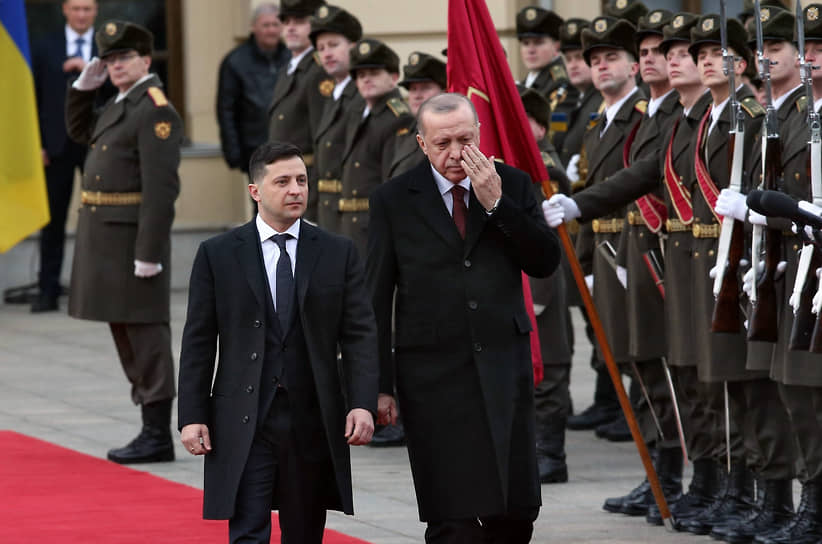 Владимир Зеленский (слева) и Реджеп Тайип Эрдоган во время встречи у Мариинского дворца в 2020 году 