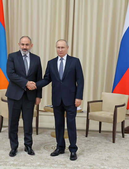 Никол Пашинян (слева) и Владимир Путин во время встречи в Ново-Огарево в апреле