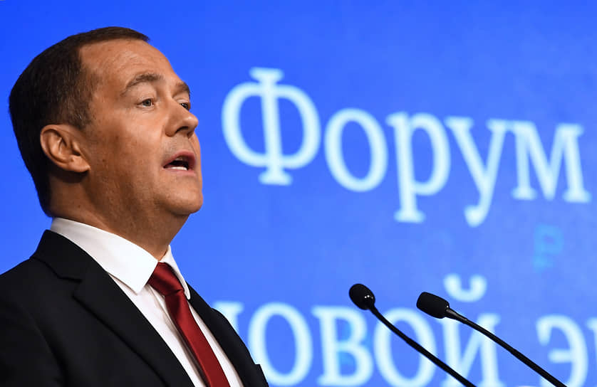 Медведев заступился за попавших под санкции родственников чиновников и бизнесменов