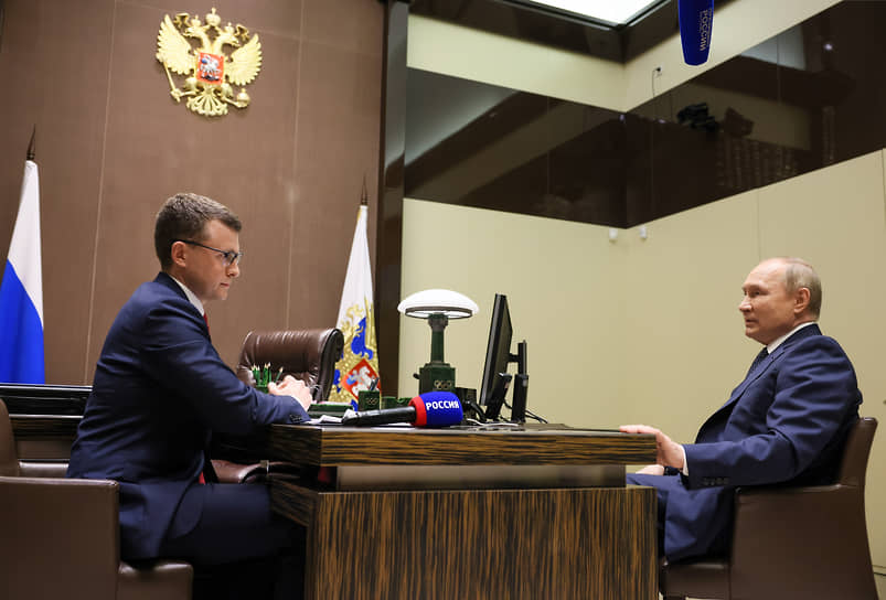 Президент России Владимир Путин (справа) и журналист Павел Зарубин (слева) во время интервью для телеканала "Россия 1", 3 июня 2022 г.