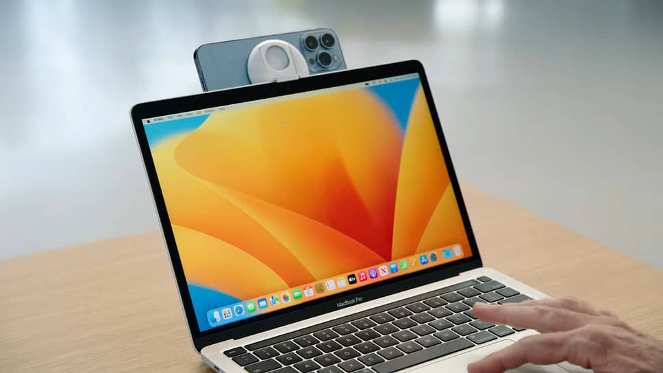 Впервые MacBook Air получил быструю зарядку 67 Вт, которая позволяет зарядить батарею на 50% за полчаса, а заявленный срок работы без подзарядки — до 18 часов в режиме воспроизведения видео. Вместе с новым MacBook Air был также представлен 13-дюймовый MacBook Pro на новом процессоре M2