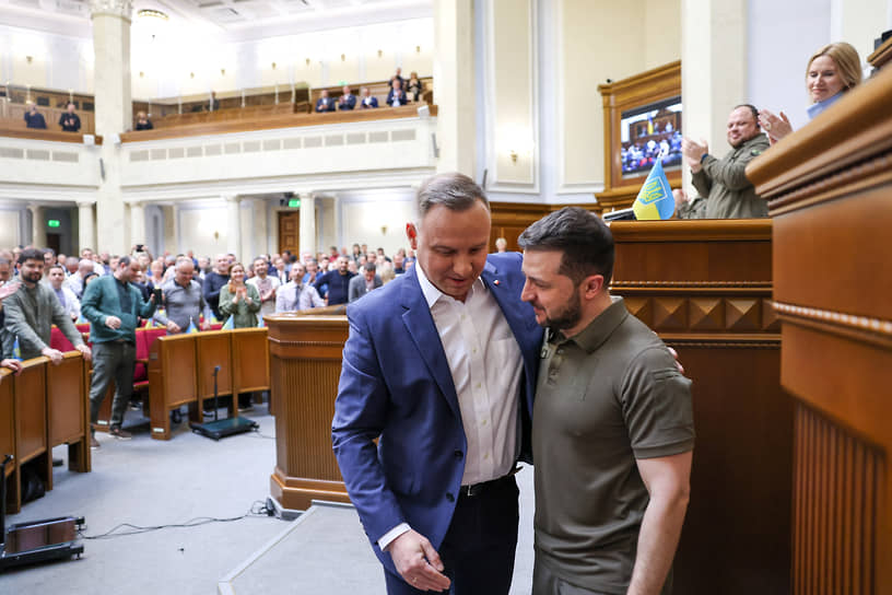 Анджей Дуда (слева) и Владимир Зеленский в Верховной раде в мае 2022 года
