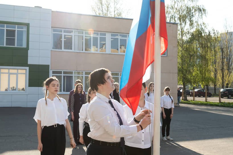 Церемония поднятие российского флага в школе 