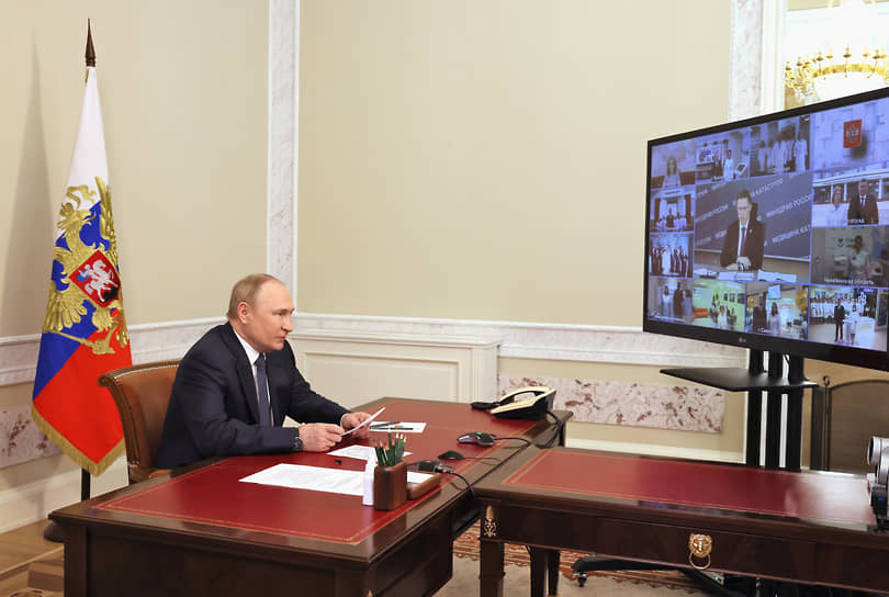 Президент России Владимир Путин во время видеоконференции, 18 июня 2022 г.