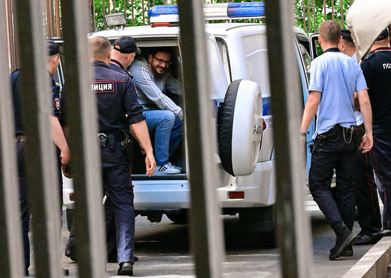 Илья Яшин в автомобиле полиции после заседания суда