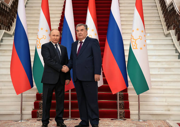 Президент России Владимир Путин (слева) и президент Таджикистана Эмомали Рахмон (справа) во время встречи.