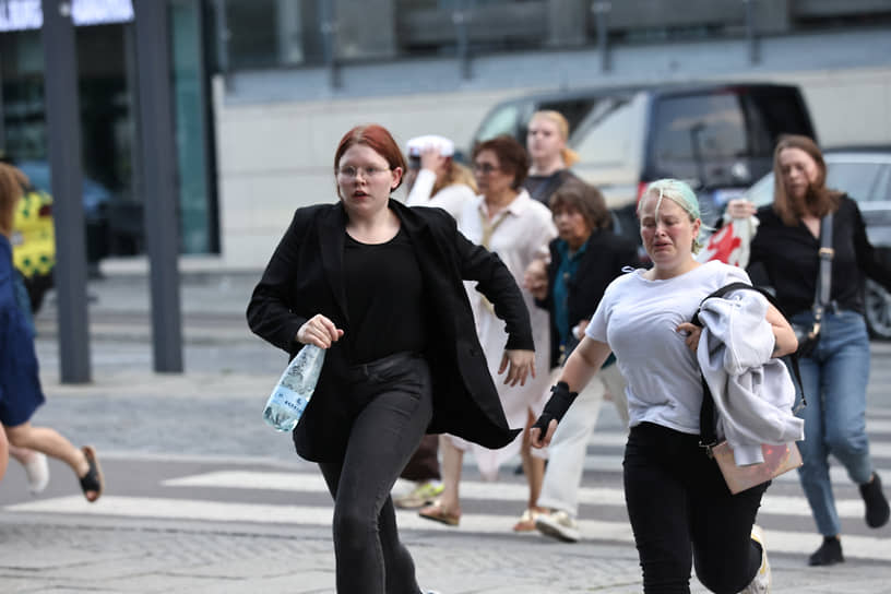 Люди после стрельбы в торговом центре Копенгагена