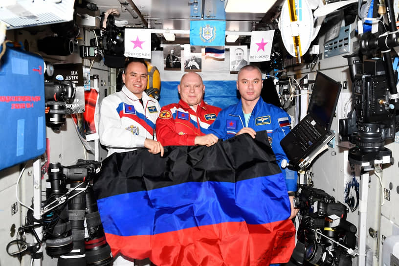 Космонавты Олег Артемьев, Денис Матвеев и Сергей Корсаков на МКС с флагом ДНР 